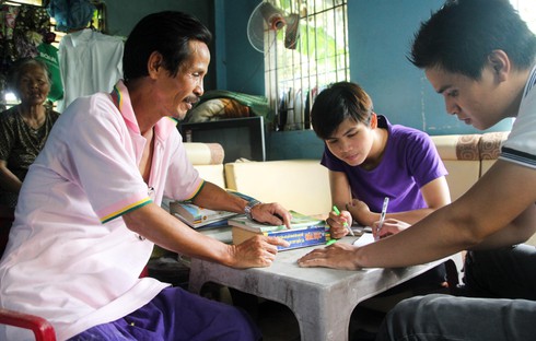 Ba cha con miệt mài cùng ôn tập, cùng thi khối B - ảnh 1