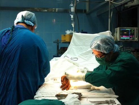 Nối thành công bàn tay trái bị cưa cắt đứt lìa - ảnh 1