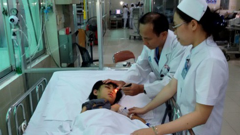 Cứu bé gái 8 tuổi bị rơi từ tầng 4 xuống đất - ảnh 1