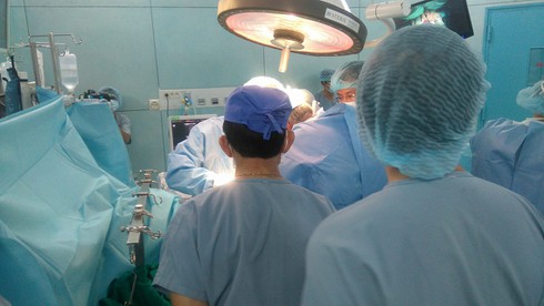 40 bác sĩ thực hiện ghép gan cho bé 13 tháng tuổi - ảnh 1