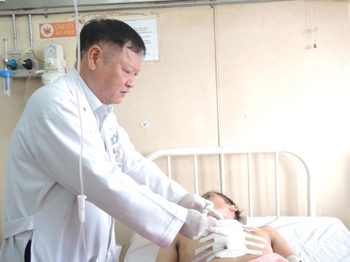 Cứu sống bệnh nhân bị đâm thấu tim do mâu thuẫn tình cảm - ảnh 1