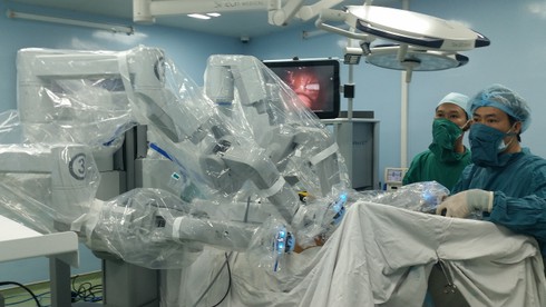 10 bệnh nhân đầu tiên được robot phẫu thuật miễn phí tại Việt Nam - ảnh 1