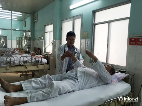 Cụ ông bị tai biến liệt nửa người đã đi lại được nhờ phương pháp mới - ảnh 1