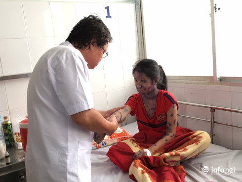 Bé 20 ngày tuổi mắc thủy đậu, trẻ em lây ngược từ người lớn - ảnh 1