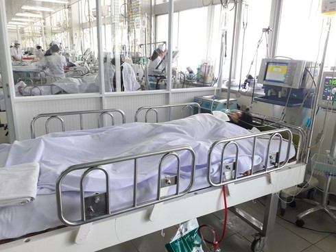 Hai nạn nhân vụ tai nạn liên hoàn tại Bình Dương vẫn trong tình trạng nguy kịch - ảnh 1