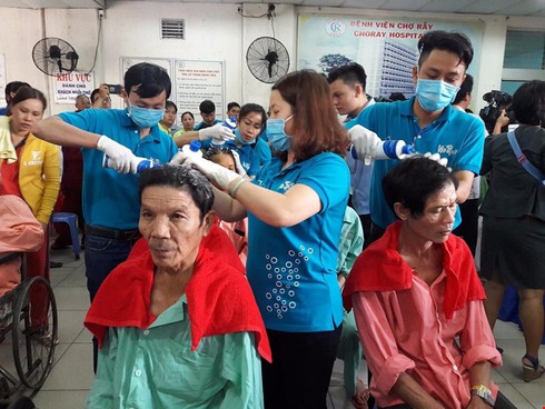 Chuyện những bệnh nhân được cắt tóc, gội đầu, ăn cơm miễn phí - ảnh 1