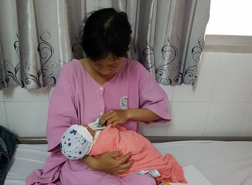 Bé gái bị bỏ rơi đã về với vòng tay cha mẹ - ảnh 2
