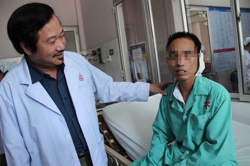 Xuất viện sau khi điều trị tai nạn giao thông, bỗng dưng méo mặt, điếc tai - ảnh 1