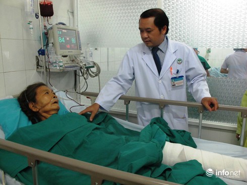 Hy hữu: Cụ bà 75 tuổi bị bò đá gãy 8 xương sườn, tràn máu vào phổi - ảnh 1