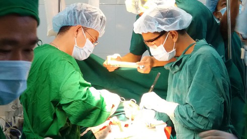 Cứu sống nạn nhân vỡ tim trong đêm - ảnh 1