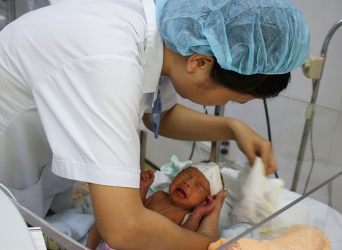 Lần đầu tiên nuôi dưỡng thành công bé sinh non tại bệnh viện quận huyện - ảnh 1