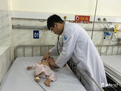 Hy hữu: Con bọ dài 2cm bay thẳng vào cổ họng bé 8 tháng - ảnh 1