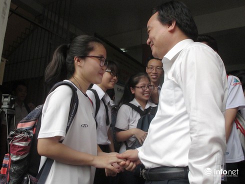 Bộ trưởng Phùng Xuân Nhạ kiểm tra địa điểm thi THPT tại TP.HCM - ảnh 1