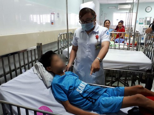 2 lần mổ lấy cây kim khâu gỉ sét nằm trong tim cậu bé 13 tuổi - ảnh 1