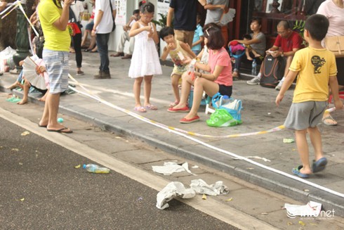 Ngập tràn rác sau buổi lễ Diễu binh, diễu hành - ảnh 2