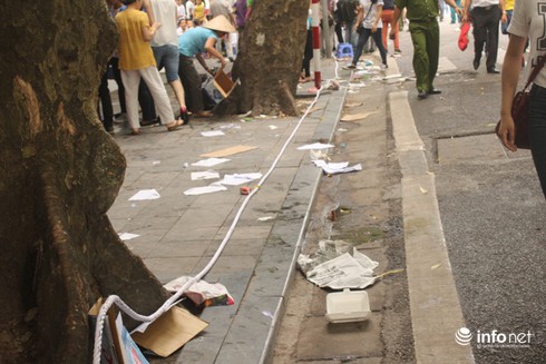 Ngập tràn rác sau buổi lễ Diễu binh, diễu hành - ảnh 3