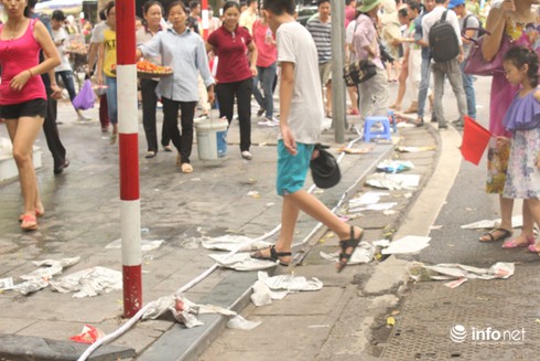 Ngập tràn rác sau buổi lễ Diễu binh, diễu hành - ảnh 4