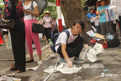 Ngập tràn rác sau buổi lễ Diễu binh, diễu hành - ảnh 5