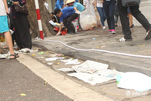 Ngập tràn rác sau buổi lễ Diễu binh, diễu hành - ảnh 6