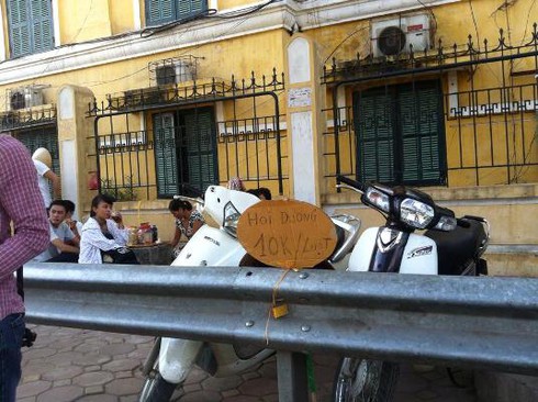 Hà Nội: Tấm biển kì lạ “Hỏi đường 10k/lượt” của tài xế xe ôm - ảnh 1