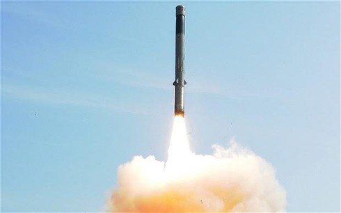 Ấn Độ thử thành công “sát thủ diệt hạm” BrahMos từ tàu khu trục mới - ảnh 1