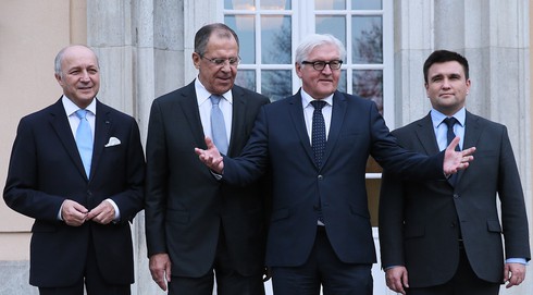 Châu Âu cùng Nga buộc Ukraine phải chấp nhận tự trị cho Donbass? - ảnh 1