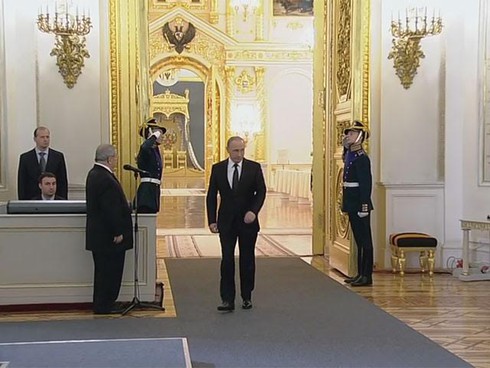 Mổ xẻ ngôn ngữ cử chỉ của Tổng thống Nga Putin - ảnh 1