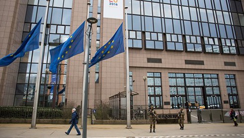 Ukraine sợ EU hủy bỏ trừng phạt chống Nga - ảnh 1