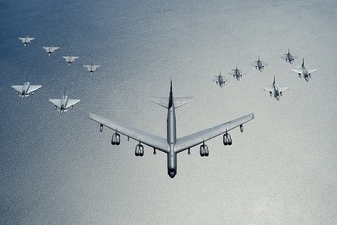 Hai “pháo đài bay” B-52 thả thủy lôi áp sát biên giới Nga - ảnh 1