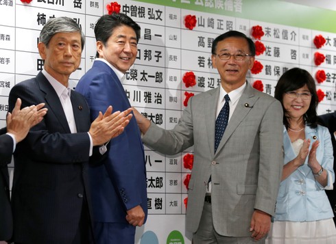 Thủ tướng Nhật Bản được chắp thêm cánh sau bầu cử - ảnh 2