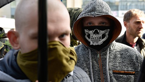 Nhóm cực đoan Ukraine đòi ông Poroshenko cấm vận thương mại Donbass - ảnh 1
