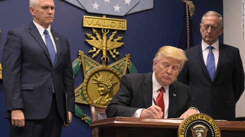 Donald Trump đang để tướng lĩnh quân sự “lộng quyền” - ảnh 1