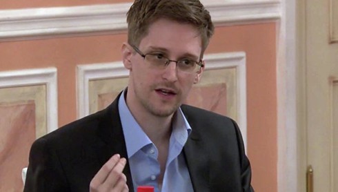 Điệp viên Snowden lên tiếng việc sa thải giám đốc FBI - ảnh 1