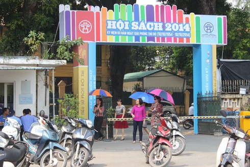 Chùm ảnh: Người Hà Nội đội nắng đi mua sách - ảnh 1