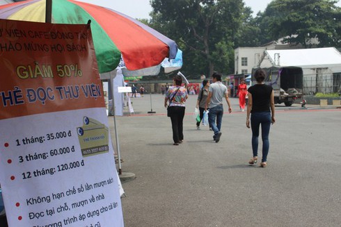 Chùm ảnh: Người Hà Nội đội nắng đi mua sách - ảnh 2