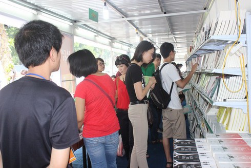 Chùm ảnh: Người Hà Nội đội nắng đi mua sách - ảnh 3