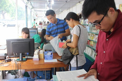 Chùm ảnh: Người Hà Nội đội nắng đi mua sách - ảnh 4