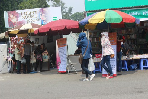 Chùm ảnh: Người Hà Nội đội nắng đi mua sách - ảnh 5