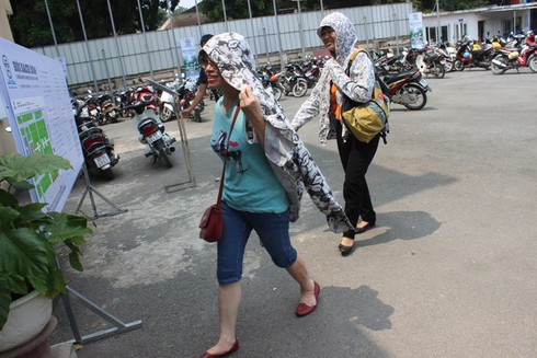 Chùm ảnh: Người Hà Nội đội nắng đi mua sách - ảnh 6