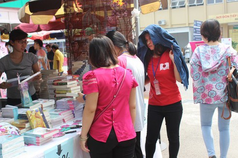 Chùm ảnh: Người Hà Nội đội nắng đi mua sách - ảnh 7