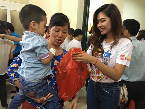 Hoa khôi sinh viên Hà Nội mang nụ cười đến với bệnh nhi Bệnh viện Đống Đa - ảnh 2