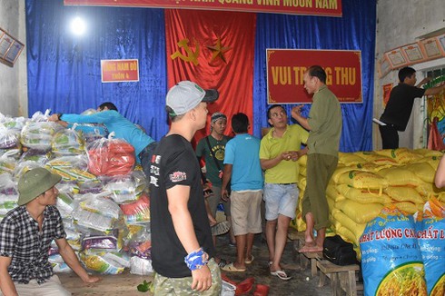 Chung Tay miền Trung – Tiki lặn lội về vùng rốn lũ - ảnh 1