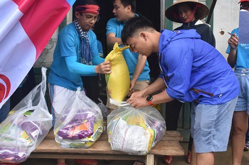 Chung Tay miền Trung – Tiki lặn lội về vùng rốn lũ - ảnh 2