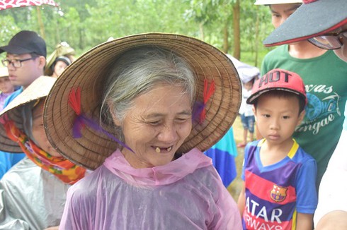 Chung Tay miền Trung – Tiki lặn lội về vùng rốn lũ - ảnh 9