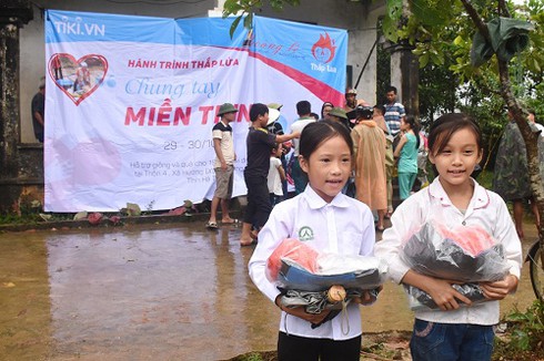 Chung Tay miền Trung – Tiki lặn lội về vùng rốn lũ - ảnh 10