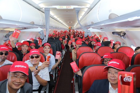 “Bay cùng cảm xúc - Uống cùng cảm xúc” với Vietjet & Coca-Cola - ảnh 1