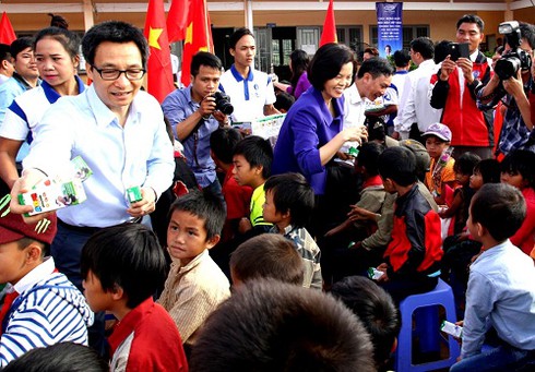 Vinamilk tiên phong mang chương trình sữa học đường đến với trẻ em Đắk Nông - ảnh 1