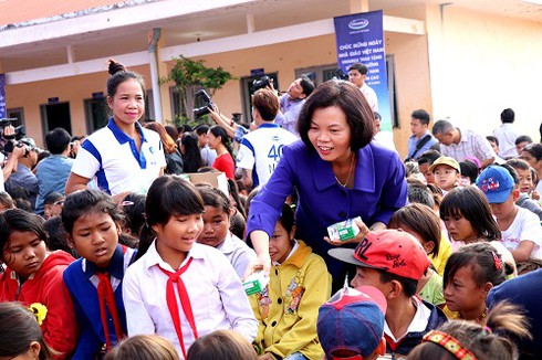 Vinamilk tiên phong mang chương trình sữa học đường đến với trẻ em Đắk Nông - ảnh 2