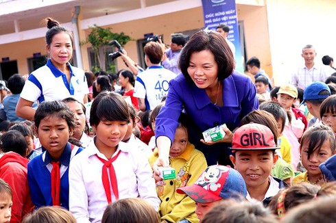 Vinamilk tiên phong mang chương trình sữa học đường đến với trẻ em Đắk Nông - ảnh 3