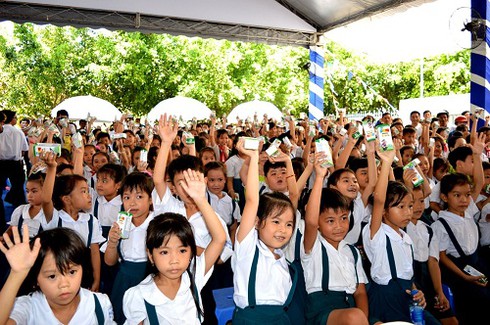 Quỹ sữa Vươn cao Việt Nam và Vinamilk tiếp tục trao tặng gần 130.000 ly sữa cho trẻ em tại Vĩnh Long - ảnh 1